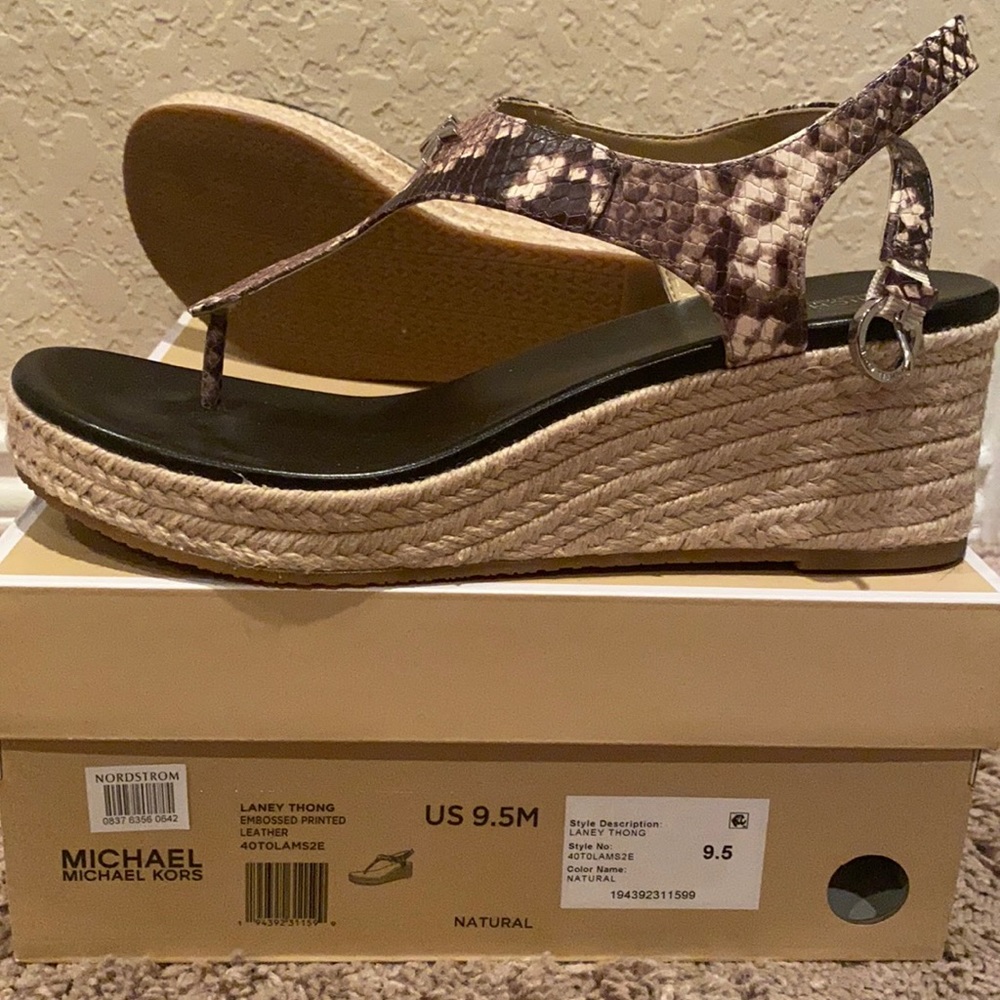 MK thong wedges